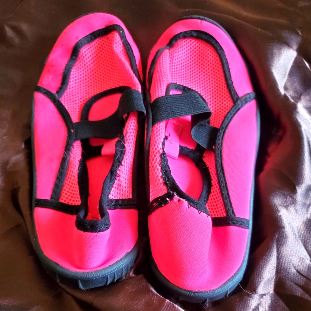 Bright pink kids water shoes! Size 2/3 kids.